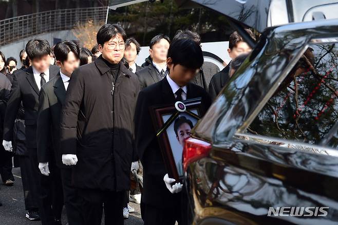 [서울=뉴시스] 故이선균의 발인이 29일 오전 서울 종로구 연건동 서울대학교병원 장례식장에서 엄수됐다. (사진=사진공동취재단) 2023.12.29. photo@newsis.com