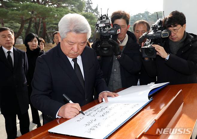 [서울=뉴시스] 홍효식 기자 = 김홍일 방송통신위원장이 29일 서울 동작구 국립서울현충원을 찾아 현충탑에 참배를 마친 뒤 방명록을 작성하고 있다. 2023.12.29. yesphoto@newsis.com