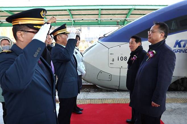 양산시는 경부선 물금역 KTX 정차가 29일 오전 6시35분 첫 출발이 시작되면서 이를 기념하는 축하하는 행사를 하고 있다. (사진=양산시 제공) *재판매 및 DB 금지