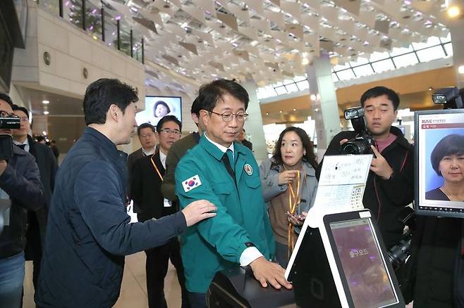 박 장관은 29일 오후 김포공항 여객터미널도 찾아 연말연휴 수송대책과 동절기 항공안전 점검을 위한 공항 주기장 제설현장을 점검하고 현장 관계자를 격려했다.(사진 제공=국토부) *재판매 및 DB 금지