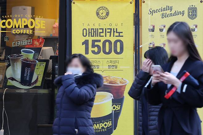 28일 오후 서울 시내 컴포즈커피 매장 모습. 뉴시스