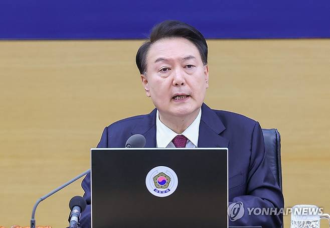 세종에서 열린 국무회의에서 발언하는 윤석열 대통령 (세종=연합뉴스) 진성철 기자 = 윤석열 대통령이 26일 세종시 정부세종청사에서 열린 제55회 국무회의에서 발언하고 있다. 2023.12.26 zjin@yna.co.kr