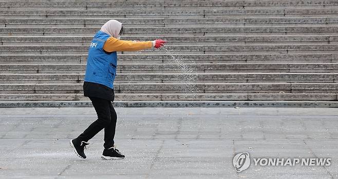 눈 예보에 염화칼슘 뿌리는 서울시 관계자  [연합뉴스 자료사진]