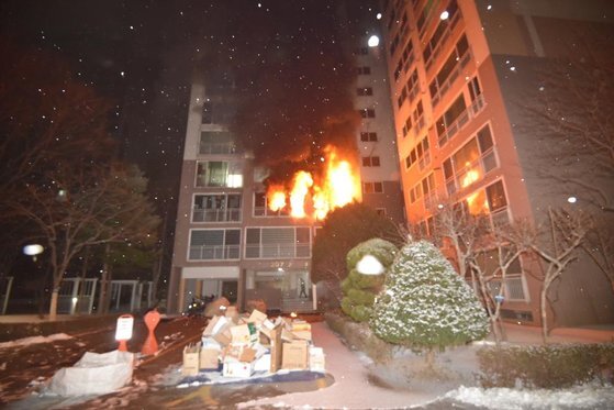 성탄절인 25일 오전 4시57분쯤 서울 도봉구 방학동의 한 아파트에서 불이 나 2명이 숨지고 36명이 다치는 사고가 발생했다. [사진=뉴스1]
