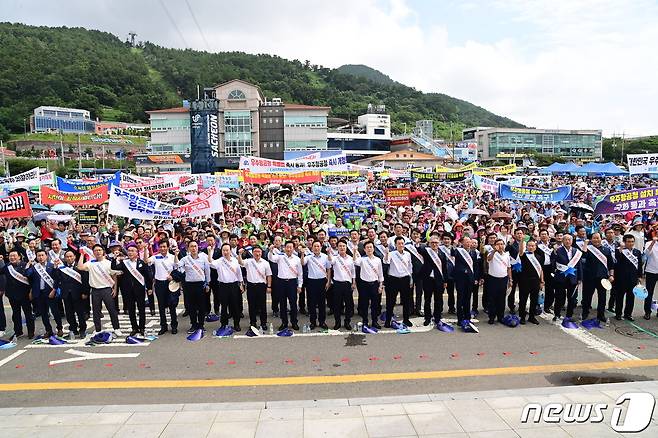 우주항공청 설치 특별법 국회 통과를 촉구하는 경남도민 궐기대회가 지난 9월 3일 사천 삼천포대교공원에서 열리고 있다. 2023.9.3 뉴스1/한송학기자