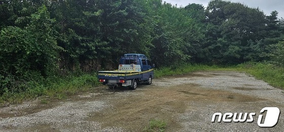 지난 8월 10대 남매가 숨진 채로 발견된 경남 김해 한 야산에 세워진 1톤 화물차 모습(독자제공).