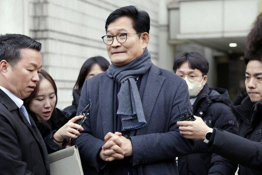 정치자금법 위반 혐의를 받는 송영길 전 더불어민주당 대표가 지난 18일 서울 서초구 서울중앙지법에서 열린 영장실질심사에 출석하고 있다. ⓒ뉴시스