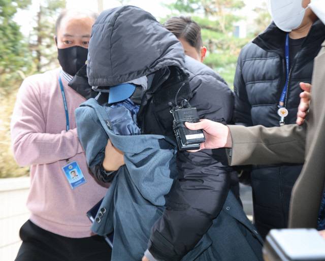 유흥업소 여실장과 함께 배우 고 이선균씨를 협박해 금품을 뜯은 혐의를 받는 20대 여성이 28일 오후 인천시 미추홀구 인천지법에서 열린 구속 전 피의자 심문(영장실질심사)에 출석하고 있다. (사진=연합뉴스)