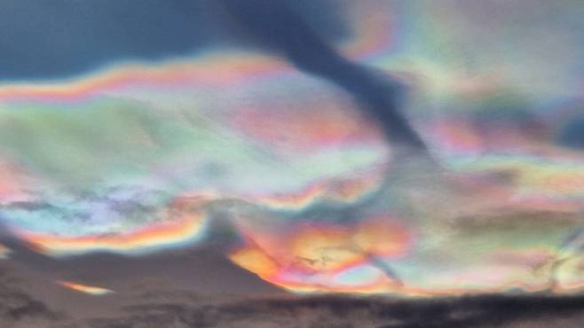 지난 18~20일(현지시간) 노르웨이 하늘에 나타난 자개 구름. 사진=라무네 사파일라이트/스페이스웨더닷컴