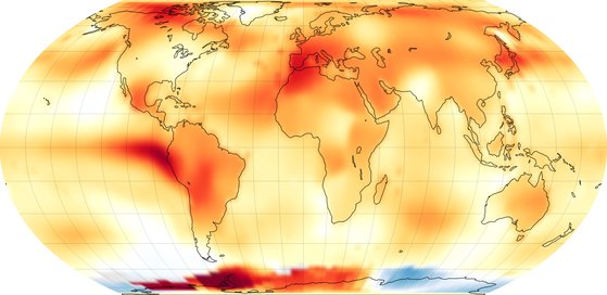 올여름 전지구 온도 편차. 붉은색이 진할수록 평년(1951~1980년)보다 온도가 높다는 뜻이다. 전세계 대부분 지역이 예년보다 높은 기온을 보였다. NASA