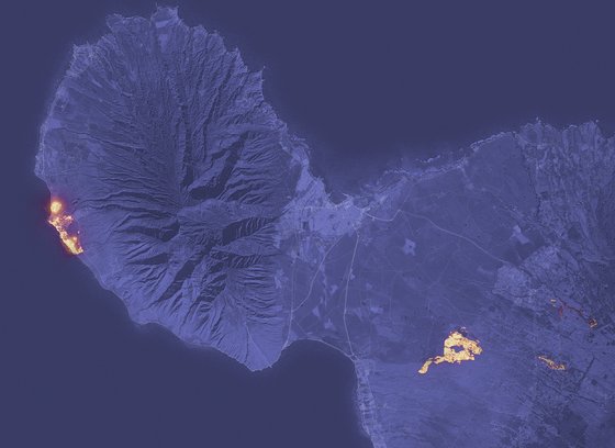 하와이에서 마우이섬에서 발생한 산불로 인해 유서 깊은 해안 마을인 라하이나(왼쪽 붉은색)가 불타고 있는 모습. 섬 동쪽에서도 또 다른 대형 화재가 포착됐다. NASA