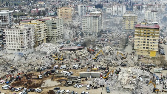 지난 2월 10일 튀르키예 카라만마라슈 지진피해 현장에서 구조 및 복구작업이 진행되고 있다. 뉴스1