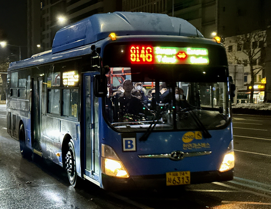 영동대교를 건너는 8146번 버스. 이 버스는 오전 4시5분에 출발한 세 번째 버스로, 취재진이 3시50분에 출발한 첫 차에서 내려 촬영했다. 김홍준 기자