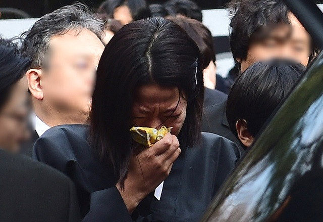 29일 오전 서울 종로구 연건동 서울대학교병원 장례식장에서 엄수된 故이선균의 발인식에서 아내 전혜진이 둘째 아들의 손을 잡고 오열하고 있다. 사진공동취재단