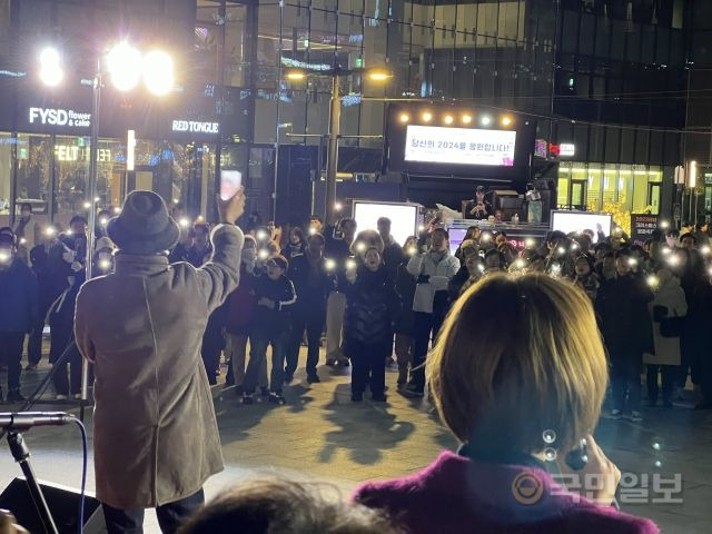 만나교회 성도들로 구성된 공연팀이 29일 저녁 경기도 성남시 판교역 광장에서 거리공연을 진행했다.