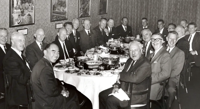 1965년 캘리포니아주 샌프란시스코 소재 자신 소유의 칸 레스토랑에서 손님들과 함께 기념사진을 찍은 조니 칸(왼쪽 아래 동양인 남성). 식탁 위의 레이지 수잔이 보인다. [사진 출처=스미소니언 박물관]
