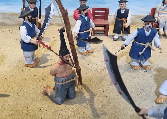 새남터형장에서 처형 직전의 사형수 모형. 사형수의 귀에 화살이 꿰어져 있다. 군율을 어겼다는 의미이다. 새남터형장은 어영청의 훈련장이 있었던 곳으로, 여기서 처형되는 죄수는 군법의 적용을 받아서였다. 모형은 새남터기념관에 전시돼 있다. [배한철기자]