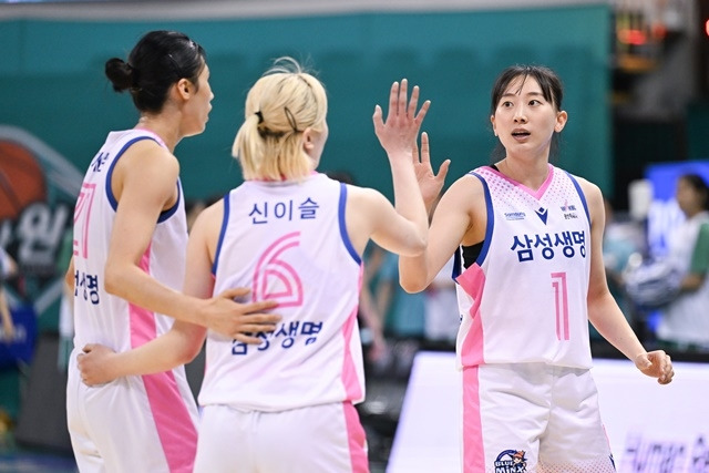 하나원큐전에서 승리를 거둔 삼성생명 선수단. 사진=WKBL 제공