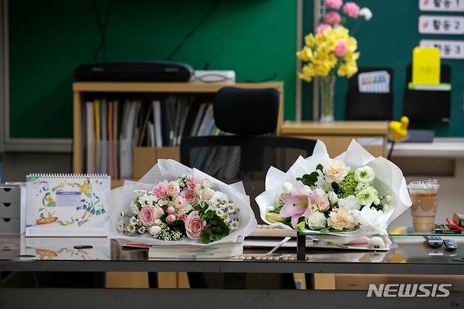 [서울=뉴시스] 김금보 기자 = 서이초등학교 사망 교사 49재인 4일 서울 서초구 서이초등학교 내 고인이 근무한 교실에 꽃이 놓여져 있다. (공동취재사진) 2023.09.04. photo@newsis.com