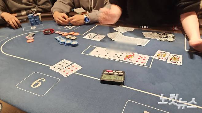 지난 21일 방문한 광진구의 한 홀덤펍. 참가자들이 홀덤 게임을 즐기고 있다. 조건희 인턴기자