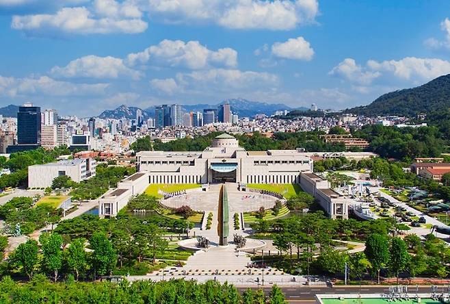 서울 용산 전쟁기념관 전경. 옛 육군본부가 충남 계룡으로 이전하며 생긴 부지에서 공사를 시작해 1994년 문을 열었다. 2024년이면 개관 30주년을 맞는다. 전쟁기념사업회 제공