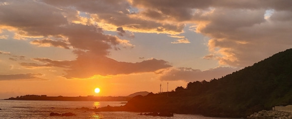 제주시 도두항 방파제  앞 도두봉 너머로 해가 떠오르고 있다. 제주 강동삼 기자