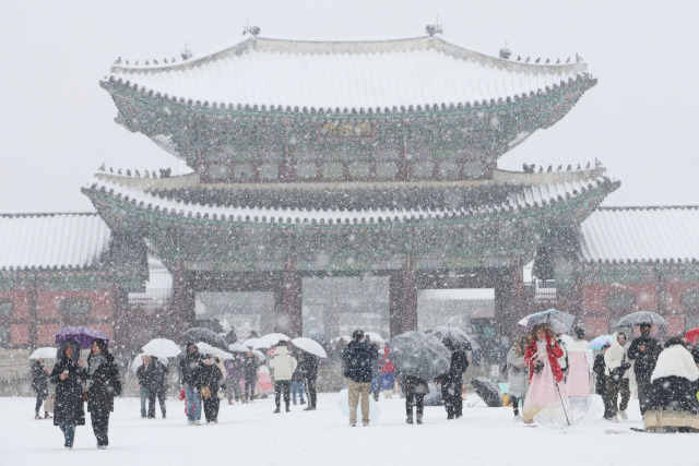 30일 서남권을 제외한 서울 전역에 대설주의보가 발효된 가운데 관광객들이 서울 종로구 경복궁을 관람하고 있다. 연합뉴스