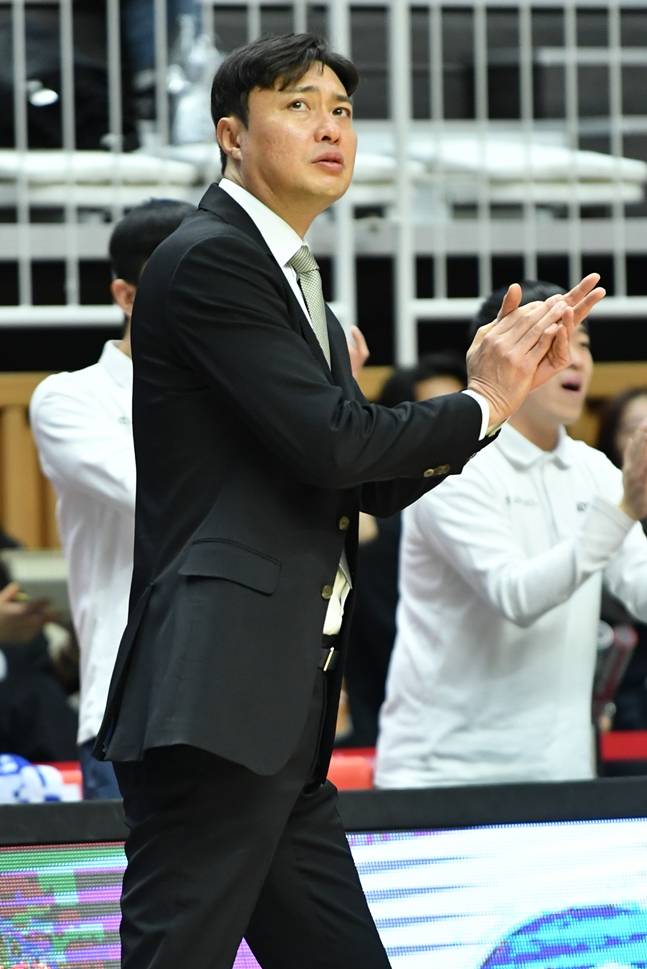 '마스크 투혼' 허훈, 코 성형 의혹(?)에 "내가 봐도 날렵해졌다"... KT, KCC 꺾고 3연승 질주 '공동 3위' 점프(종합)