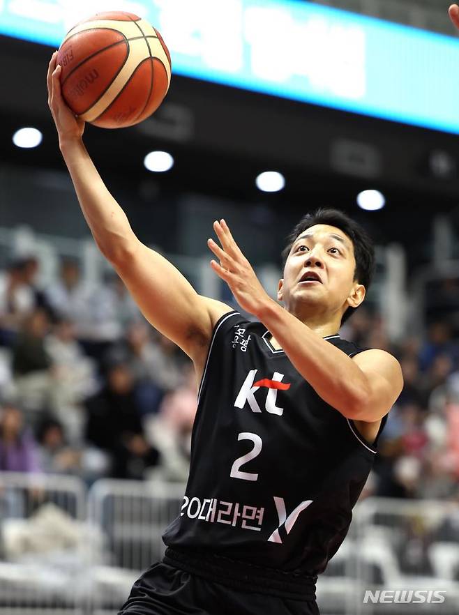 '마스크 투혼' 허훈, 코 성형 의혹(?)에 "내가 봐도 날렵해졌다"... KT, KCC 꺾고 3연승 질주 '공동 3위' 점프(종합)