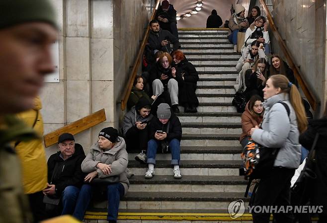 지하철로 몸을 피한 키이우 시민들 (키이우 AFP=연합뉴스) 29일(현지시간) 러시아군의 대규모 공습이 진행되는 동안 우크라이나 수도 키이우 지하철 역사로 몸을 피한 현지 주민들. 2023.12.29