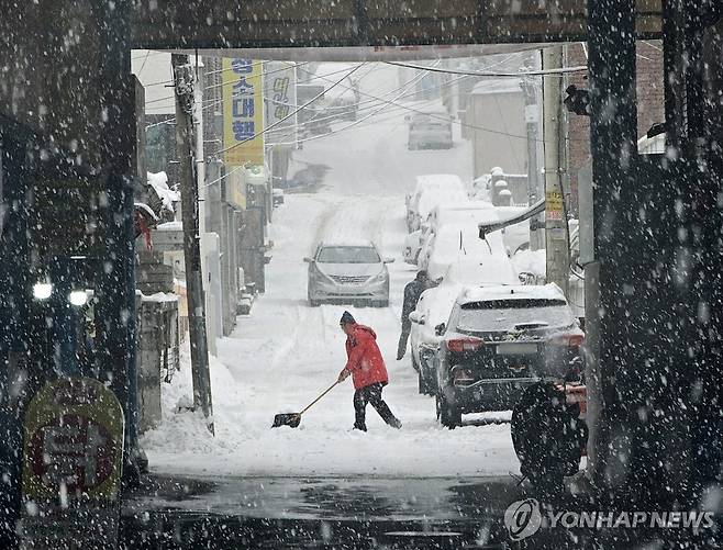 춘천 겨울 소경 (춘천=연합뉴스) 양지웅 기자 = 전국 곳곳에 대설특보가 발효 중인 30일 강원 춘천 시내에 많은 눈이 내리고 있다. 2023.12.30 yangdoo@yna.co.kr