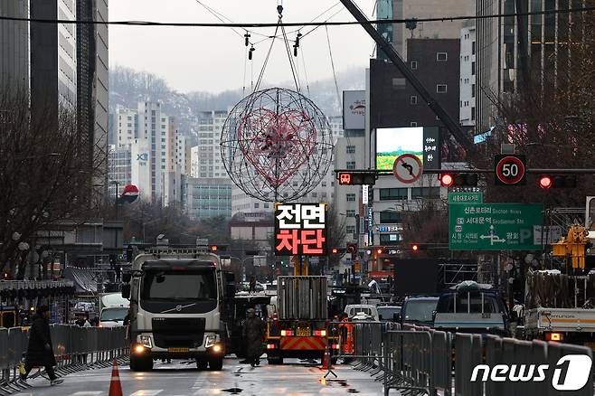 31일 서울 종로구 세종대로가 제야의 종·새해맞이 카운트다운 행사 준비를 위해 전면 통제되고 있다. 2023.12.31/뉴스1 ⓒ News1 신웅수 기자