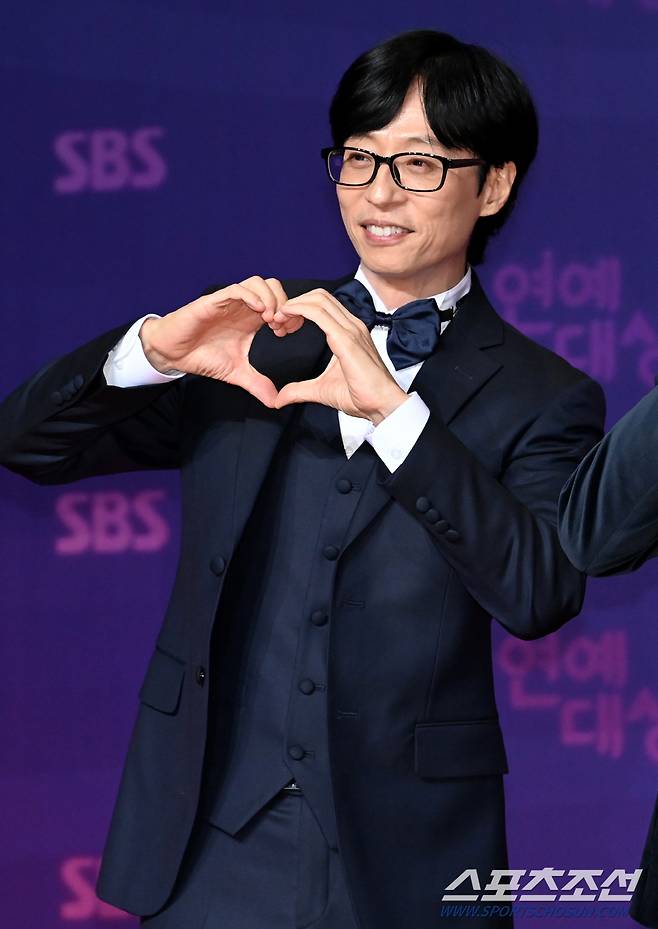 2023 SBS 연예대상이 30일 SBS 프리즘타워에서 열렸다. 유재석이 포토타임을 갖고 있다. 상암동=허상욱 기자wook@sportschosun.com/2023.12.30/