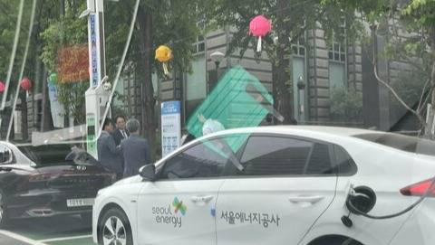 이승현 서울에너지공사 사장이 사용하는 그랜저 관용차가 2023년 5월 서울 중구 태평로빌딩 앞 가로등형 전기차 급속 충전 구역에 주차된 모습이 카메라에 잡혔다. 가로등형 충전기에는 전기차 충전구역을 수시로 알리고 일반 차량 주차시 이동을 요구하는 문구가 담겨진 LED 사이니지가 계속 작동됐다. (사진=조재환 기자)