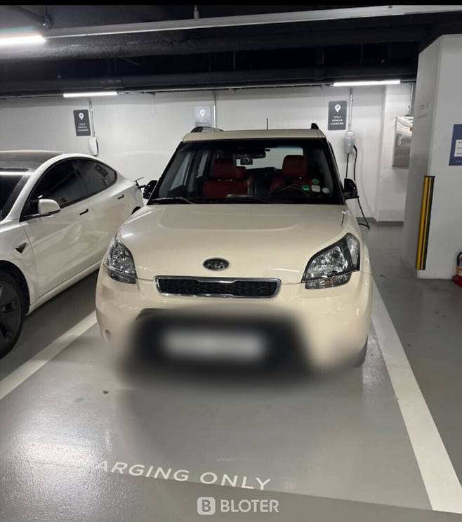 2023년 12월 서울 역삼동 센터필드 내 테슬라 완속 충전소(데스티네이션 차저)에 주차된 기아 쏘울 차량 (사진=조재환 기자)