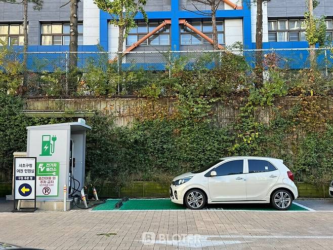 2023년 10월 서울 서초구청 주차장 내 환경부 전기차 급속충전소에 세워진 기아 모닝 차량 (사진=조재환 기자)