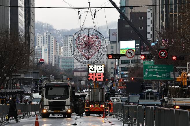 31일 서울 종로구 세종대로가 제야의 종·새해맞이 카운트다운 행사 준비를 위해 전면 통제되고 있다. /뉴스1