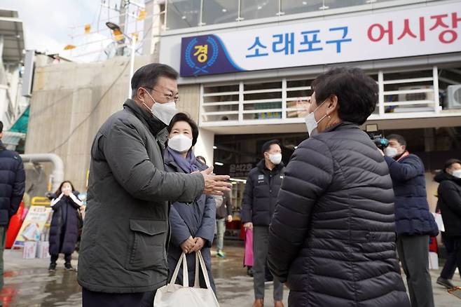 문재인 전 대통령이 김정숙 여사와 지난 2021년 인천 남동구 소래포구어시장을 찾아 상인과 대화하고 있다. 대통령기록관 제공