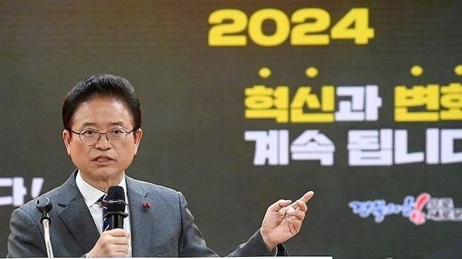 이철우 경북도지사가 12월 19일 경북도청에서 2023년 도정 성과와 2024년 도정 방향에 관해 설명하고 있다. 경북도 제공