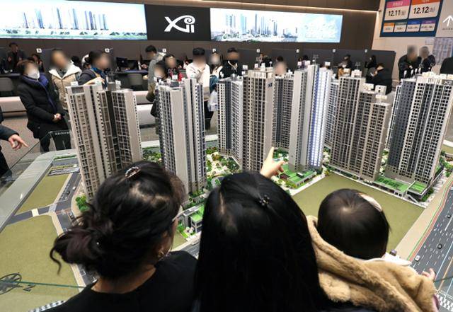 지난 8일 서울 성동구에서 개관한 한 아파트 견본주택이 관람객들로 붐비는 모습입니다. 그러나 올해 분양 시장은 지역별로 쏠림 현상이 심하게 나타났습니다. 서울과 대전은 청약 시장이 활기를 띠었지만 다른 지역에서는 청약 경쟁률 0%대를 기록한 사업장이 쏟아졌습니다. 분양 시장에서는 내년에도 옥석 가리기가 이어질 것이라는 전망이 많습니다. 뉴스1