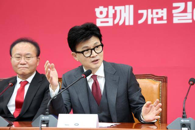 한동훈 국민의힘 비상대책위원장이 지난 29일 오후 서울 여의도 국회에서 열린 비상대책위원 임명장 수여식 및 제1차 비상대책위원회의에서 모두발언을 하고 있다. 뉴스1