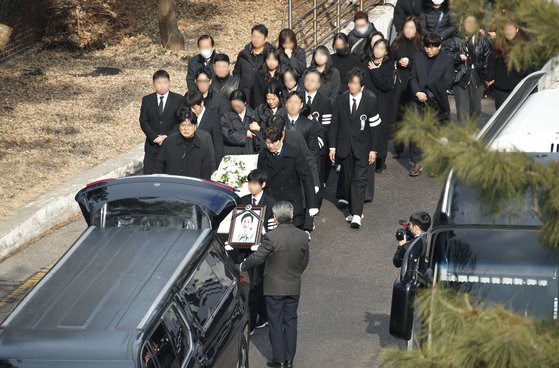 29일 오전 서울 종로구 연건동 서울대학교병원 장례식장에서 고(故) 배우 이선균의 발인이 엄수되고 있다. 연합뉴스