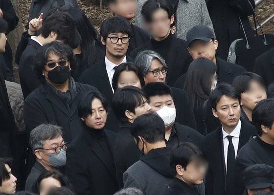 29일 서울 종로구 서울대병원 장례식장에서 열린 배우 고(故) 이선균의 발인식에서 봉준호 감독을 비롯한 배우 김의성, 송새벽, 정우성, 김동욱, 김남길 등이 고인의 마지막 가는 길을 함께하고 있다. 뉴스1
