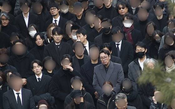 29일 정오 서울 종로구 서울대병원 장례식장에서 열린 배우 고(故) 이선균의 발인식에서 봉준호 감독을 비롯한 배우 김의성, 송새벽, 정우성, 김동욱, 김남길등이 고인의 마지막 가는 길을 함께하고 있다. 뉴스1