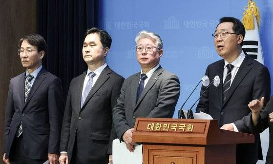 더불어민주당 비주류 모임 '원칙과 상식' 의원들이 지난 14일 오전 국회 소통관에서 더불어민주당 개혁 방안을 발표하고 있다. 김성룡 기자