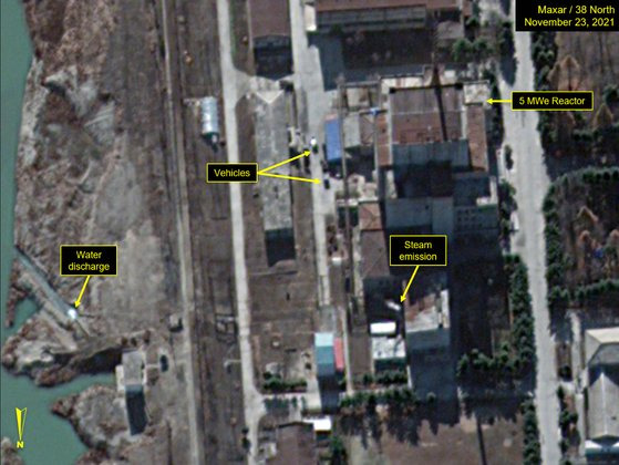 북한이 영변 핵시설의 5MW(메가와트) 원자로를 가동 중이라는 흔적이 상업 위성사진을 통해 추가로 포착됐다고 미국 북한전문매체 38노스가 2021년 11월 24일(현지시간) 전했다.   38노스는 이날 위성사진을 분석, 5MW 원자로의 발전시설에서 증기가 나오고 있고 이는 발전시설 중 최소 하나가 가동 중이라는 걸 시사한다고 분석했다. 38노스=연합뉴스