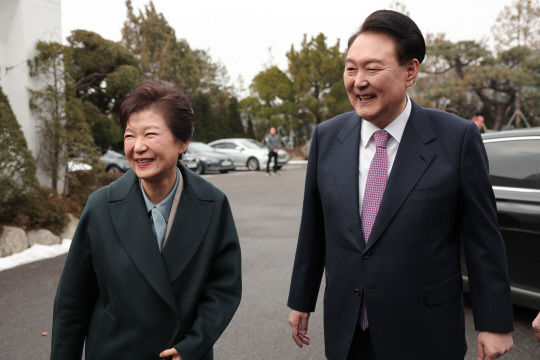 윤석열 대통령이 29일 서울 용산구 한남동 대통령 관저에서 오찬을 함께하기 위해 방문한 박근혜 전 대통령을 영접하고 있다. 연합뉴스(대통령실 제공)