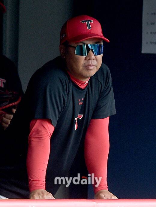 KIA 이범호 코치 '컨디션 정검중'/마이데일리