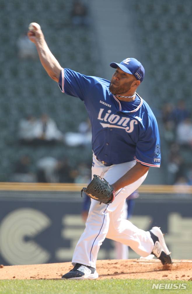 [서울=뉴시스] 고승민 기자 = 9일 서울 잠실야구장에서 열린 2023 KBO 리그 삼성 라이온즈 대 LG 트윈즈 경기, 1회말 LG 공격 삼성 선발투수 수아레즈가 역투하고 있다. 2023.04.09. kkssmm99@newsis.com