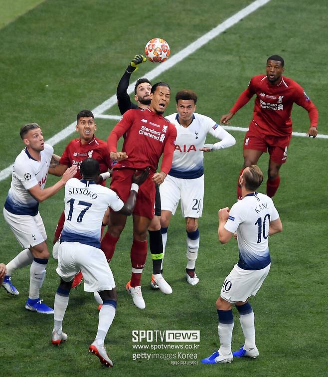 ▲ 토트넘은 31일(한국시간) 구단 공식 홈페이지를 통해 요리스와 작별을 발표했다. 이들은 “우리의 위대한 선수 중 한 명이 토트넘 통산 447경기 출장으로 최대 출장 역대 7위, 9년 동안 토트넘 팀 주장을 맡았던 요리스가 11년 동안 동행을 마무리한다. 미국에서 새로운 도전을 시작하게 됐다”라고 발표했다